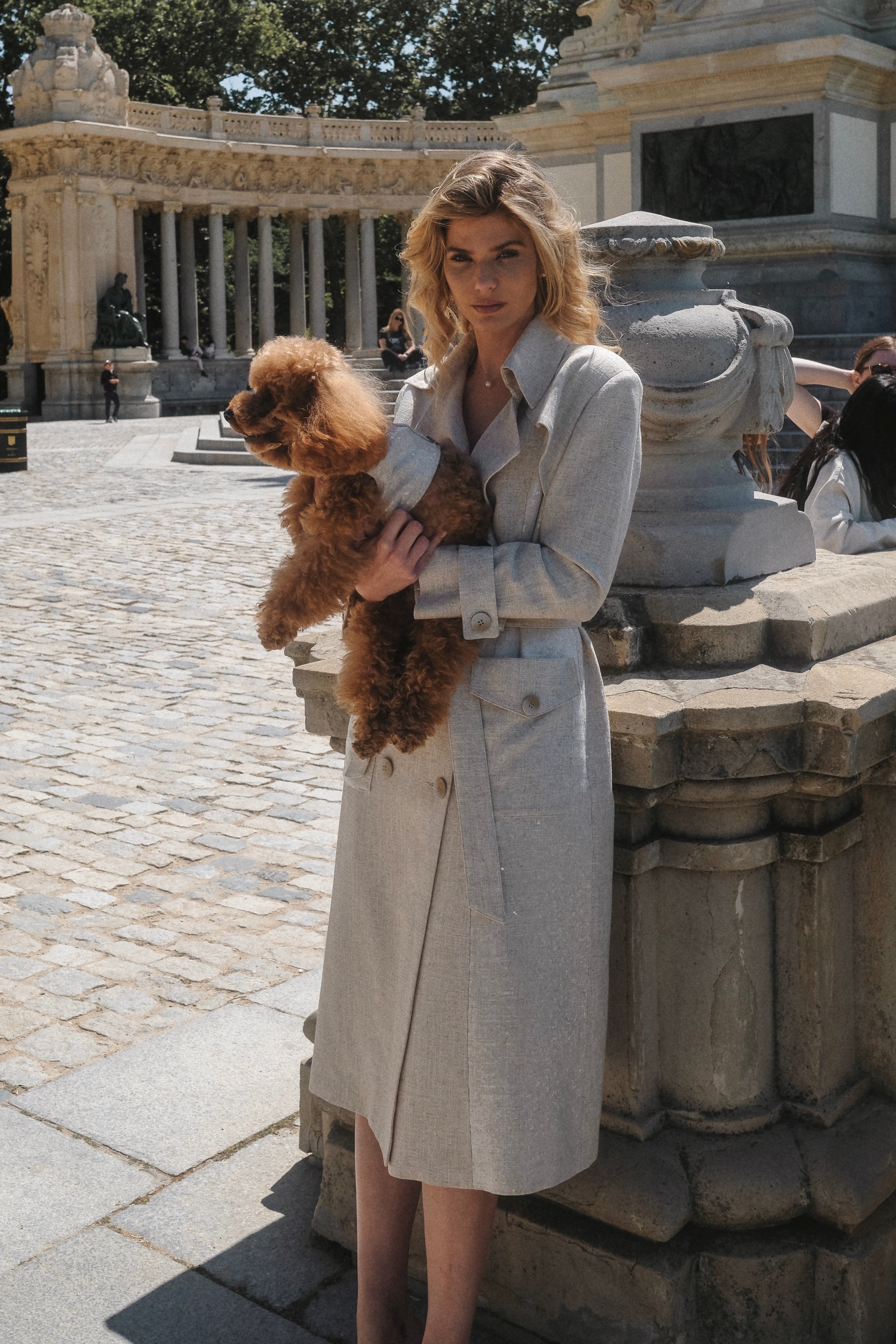 Gabardina de lino de viscosa con detalles bordados en lentejuela